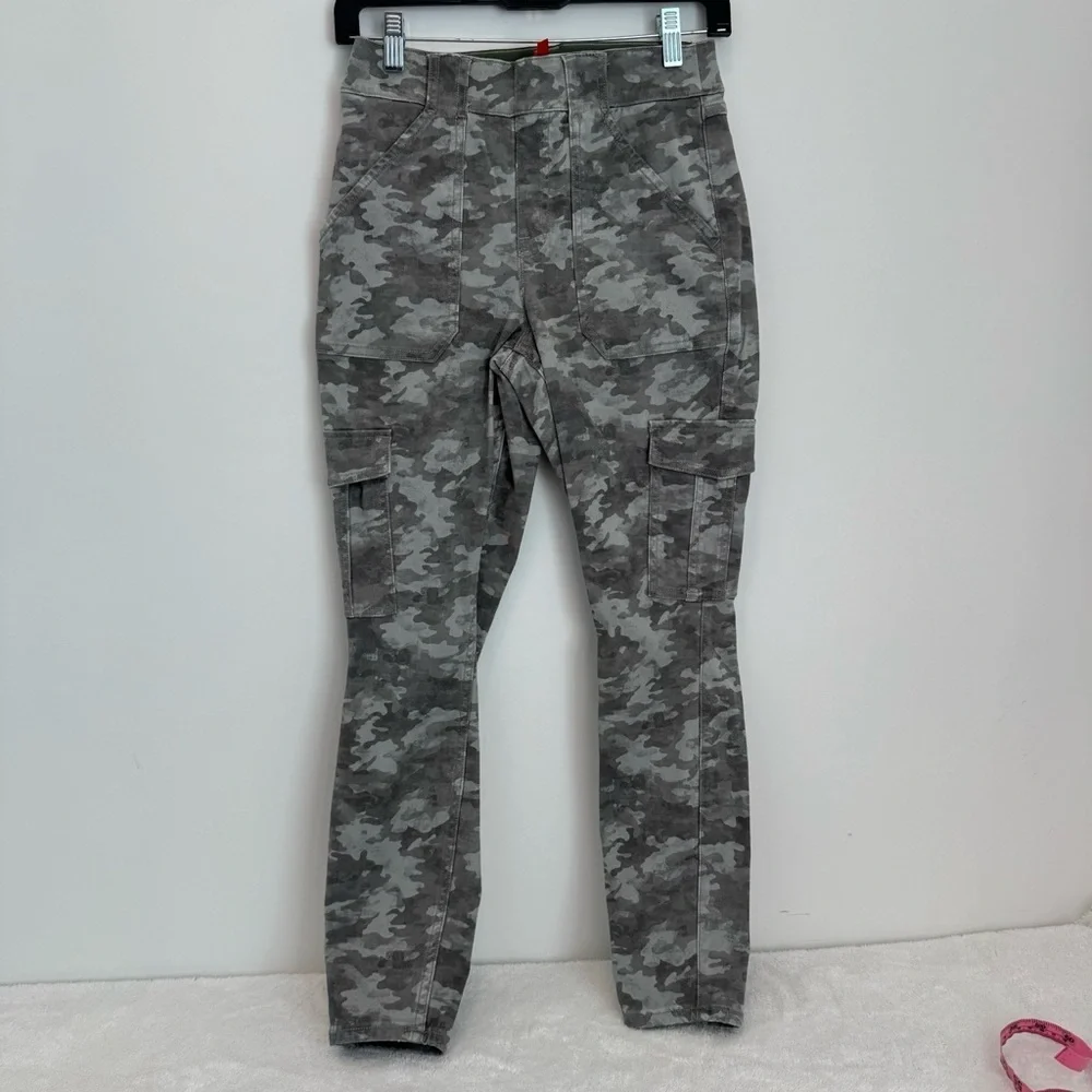 Spanx‎ Stretch Twill Ankle Cargo Pants in Stone Wash Camo size M petite